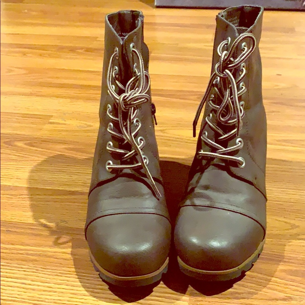Wedge boots